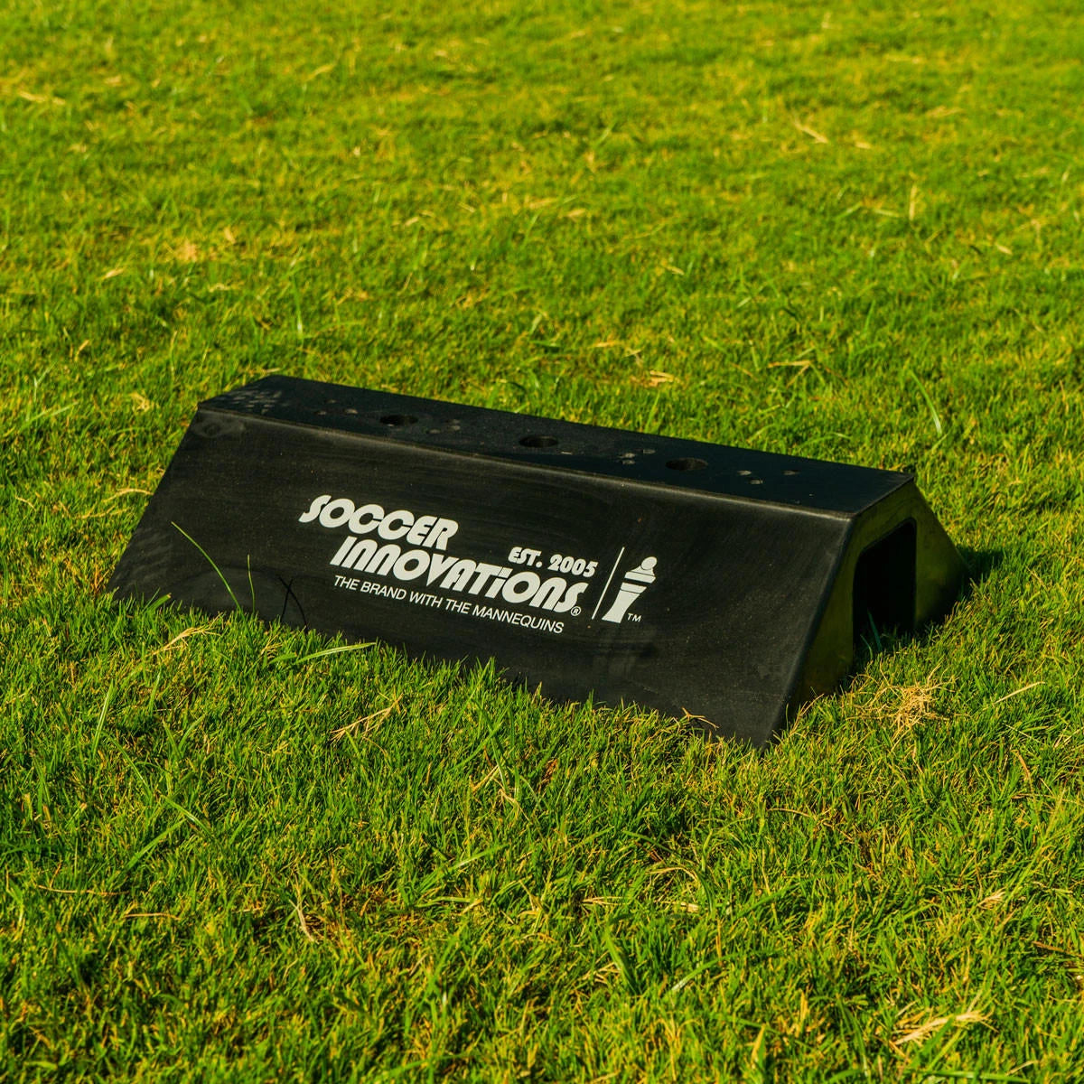 Soccer wall training mannequin with wind-resistant mesh body and telescoping pole
